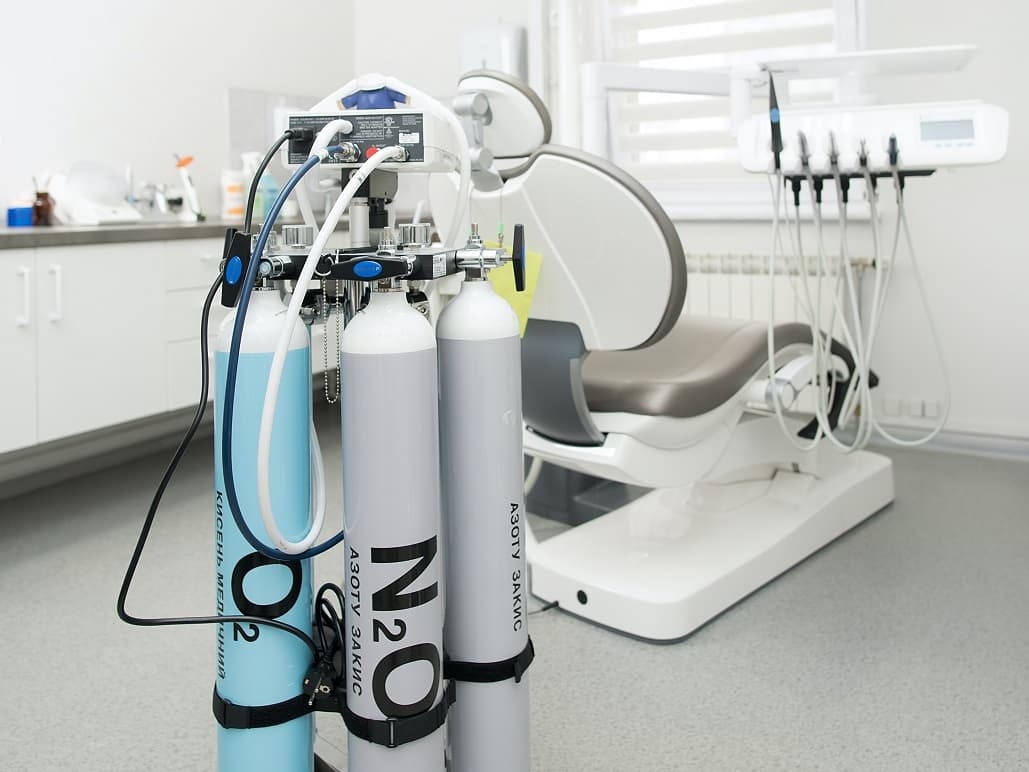 Sedacja wziewna w stomatologii – co to jest, jak się przygotować, cena